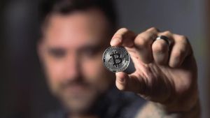 Harga Bitcoin Terjun Seiring Proyeksi Spot ETF Ditarik Kembali