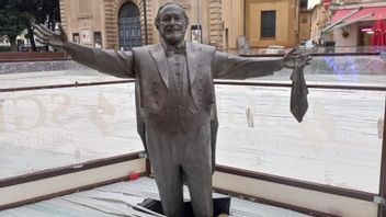 The construction of the Ice Skating Arena around the Pavarotti Statue has caused criticism