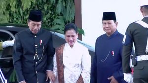 Without Gibran, Prabowo Subianto Welcomes Jokowi And Iriana Near The Car