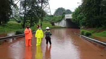 Autrefois Inondée Par Une Inondation De 60 à 70 Centimètres, La Route à Péage De Cawang Peut Maintenant être Traversée Par Des Véhicules