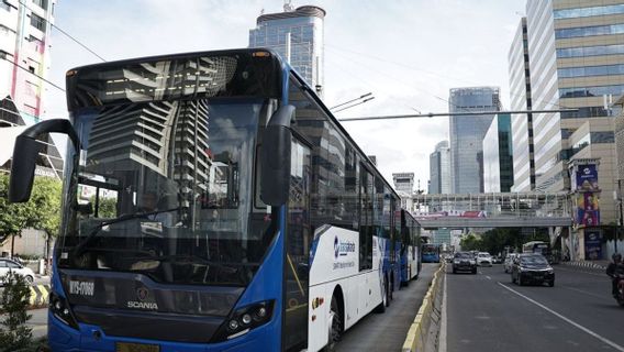 Puddles Appear On Jakarta Streets, 6 Transjakarta Routes Diverted