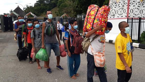   6 Bulan Terakhir 10 Calon PMI Ilegal Asal Mataram Dipulangkan Disnaker ke Keluarga