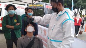 Aksi Peringatan Hari Buruh di Monas, Peserta Ikuti Tes Usap Antigen
