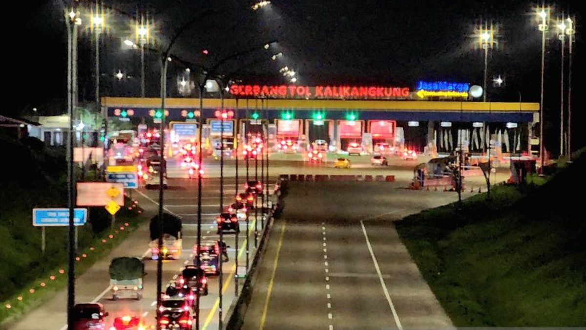 31,704 Crossing Vehicles On The Kalikangkung Toll Road To Evening