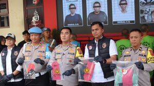 La police de Cianjur arrête 3 auteurs de vol de barres de rp 130 millions d’IDR