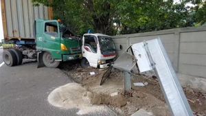 Sopir Mengantuk, Truk Trailer Sundul Kontainer di Pinggir Tol JORR Cakung