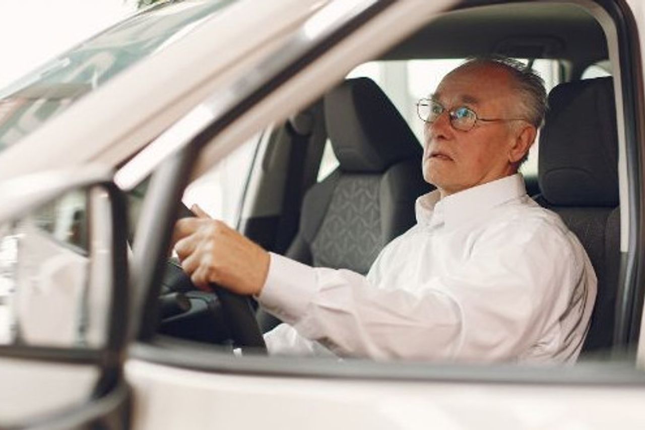 運転免許証の更新の問題は、警察が規制に関して一貫していないため、論争になっています