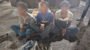 Mengais Rezeki di Tengah Ancaman, Pengamen Cilik Sembunyikan Celurit di Balik Sarung Ondel-ondel 