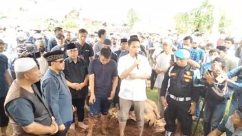 Antarkan Jenazah Sang Ayah ke Peristirahatan Terakhir, Ben Kasyafani Masuk Liang Kubur