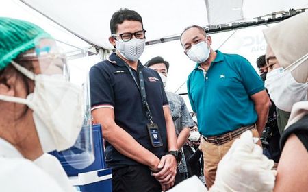 Menparekraf Sandiaga Uno Tinjau Sentra Vaksinasi di Kantor Konglomerat Hary Tanoesoedibjo