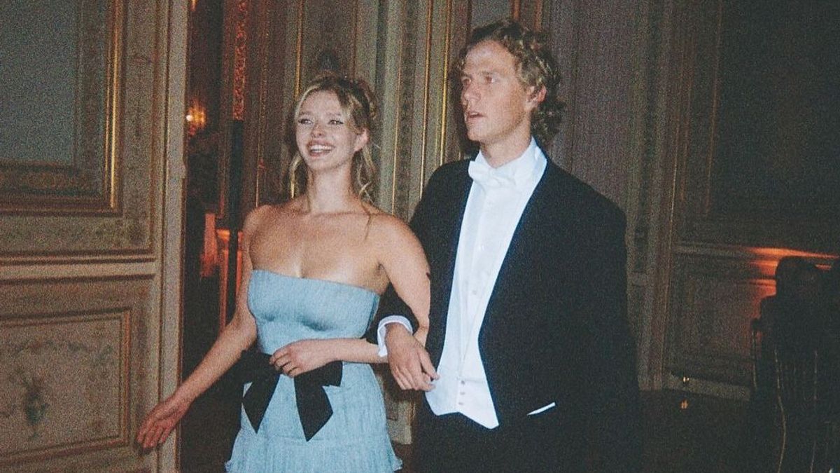 Gayanya Curi Perhatian, Mengenal Pacar Anak Chris Martin yang Hadir di Pesta Glamor Debutante Paris