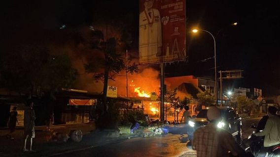 5 Toko dan 2 Rumah di Lubuk Begalung Padang Ludes Terbakar