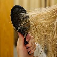 Mengetahui Penyebab Rambut Gampang Kusut di Musim Hujan Plus Cara Mengatasinya