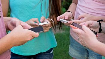 オーストラリアの若者に対するソーシャルメディアの禁止が強調され、テクノロジープラットフォームがデフォルトで年齢検証を実施