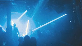 同性恋党突袭,20名男子被马来西亚警方逮捕,艾滋病毒避孕套被没收