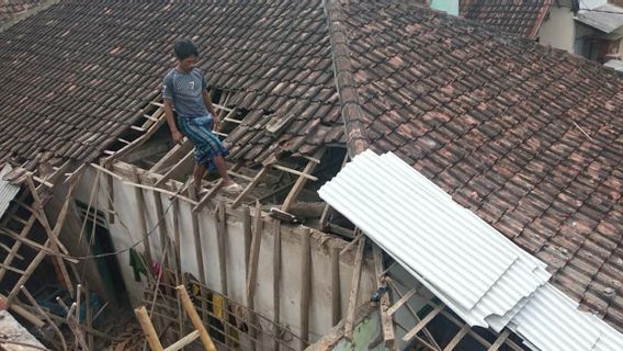 强风登陆马朗，居民住宅墙倒塌，瓷砖飞