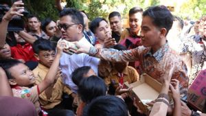 Gibran Bagi-bagi Susu dan Buku Tulis ke Siswa SD di Surabaya