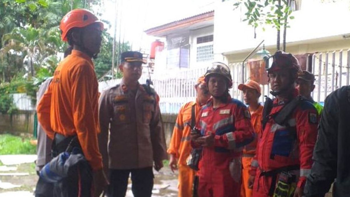 SAR Team Searches For Two Children Who Were Dragged By The Current In Mampang River, South Jakarta