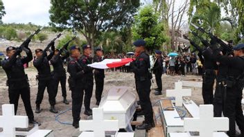 Le corps du bricolage Alfando Steve Korban KKB est enterré au TMP Banggai