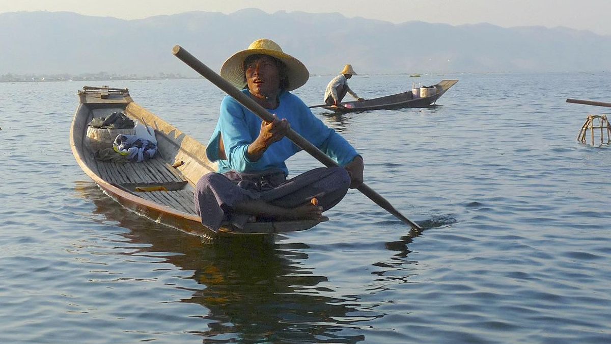 Kelelahan Mendayung Perahu, Pemancing Ikan Lemas Terapung di Tengah Laut Gorontalo