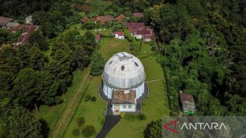 Bangunan Tahan Gempa Bumi Karya Mahaguru Bung Karno, Charles Prosper Wolff Schoemaker