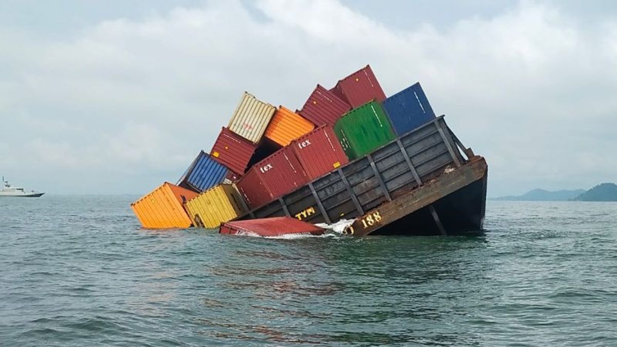 Had Tilt 60 Degrees Hit By Strong Winds, Barges Loading Hundreds Of Containers Successfully Evacuated