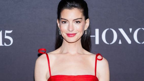 アニー・ハサウェイ、43歳で世界で最も美しいスターに
