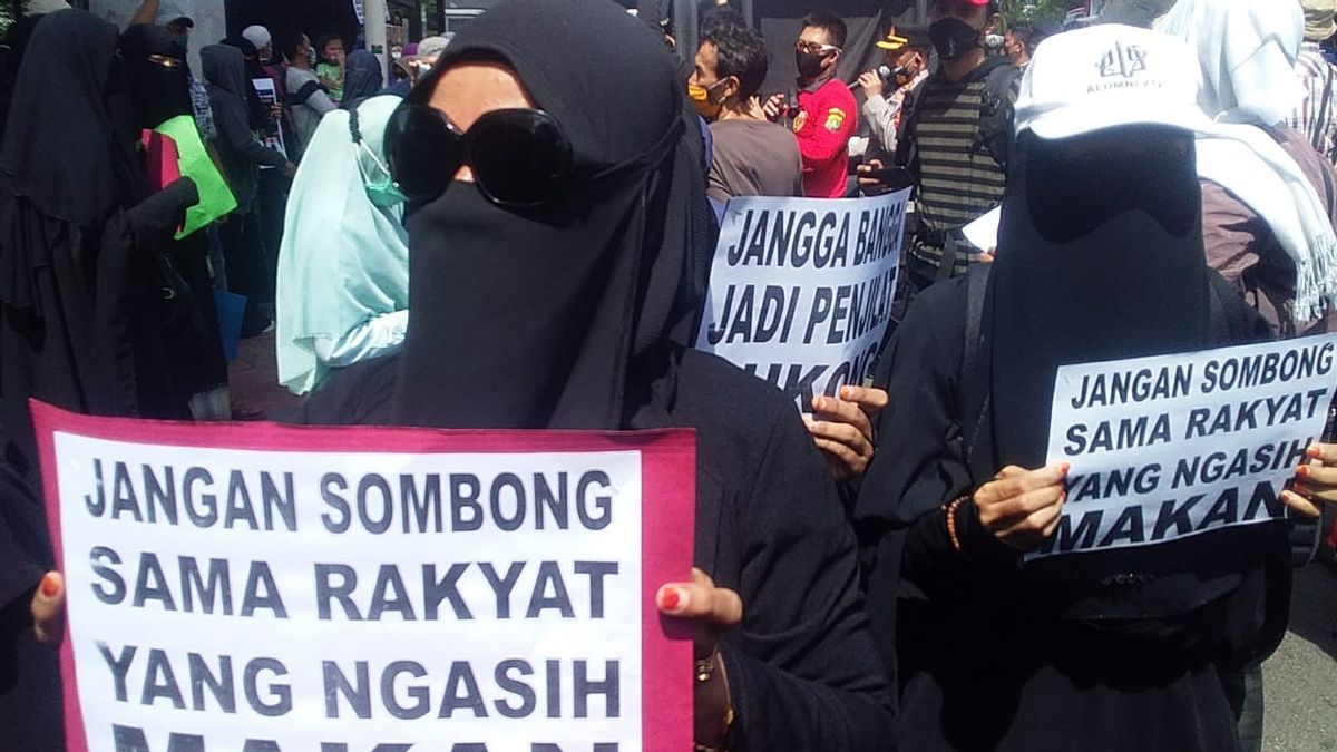 Sympathizers Rizieq Shihab Bringing Posters To East Jakarta District Court: Don't Be Arrogant With People Who Love Food
