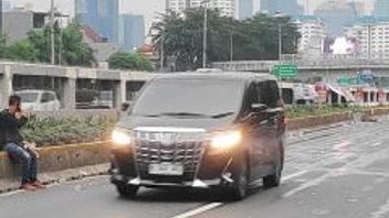 インドネシア国会議事堂前の道路は車で通行可能です