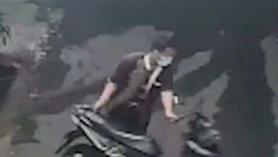 Images De Vidéosurveillance Capturées, Un Voleur De Moto Porte Une Chemise Koko Pour Les Adorateurs De Klubui Masjid