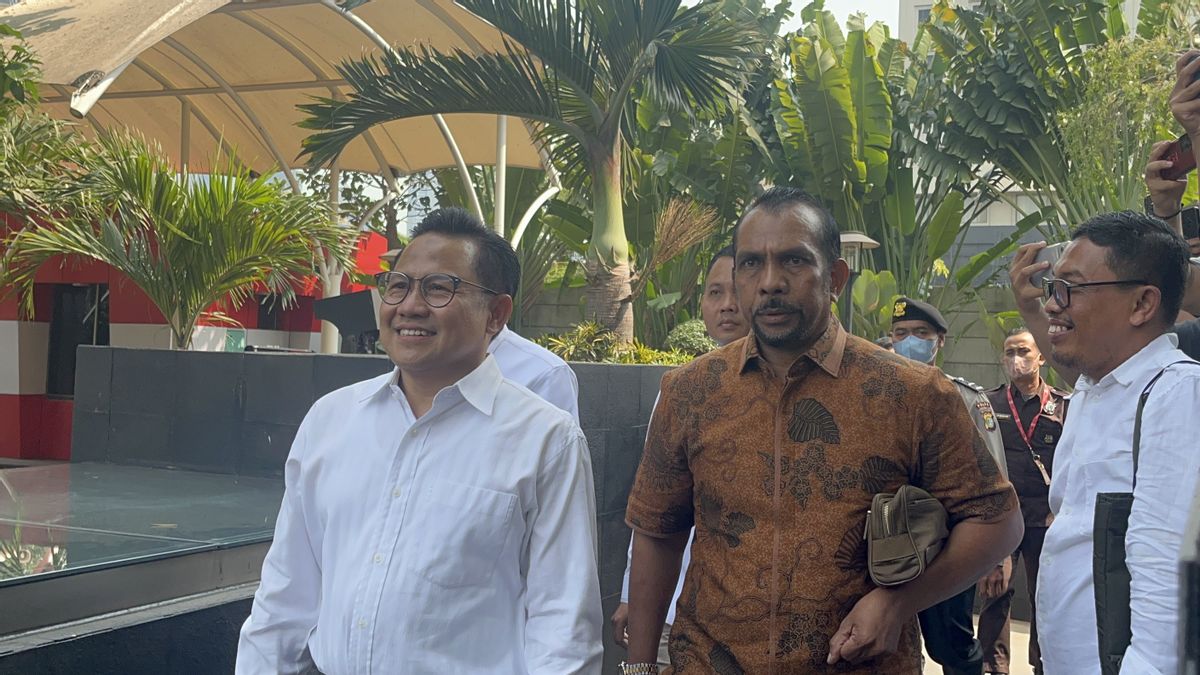 Dressed In White, Cak Imin Responds To KPK's Call Today