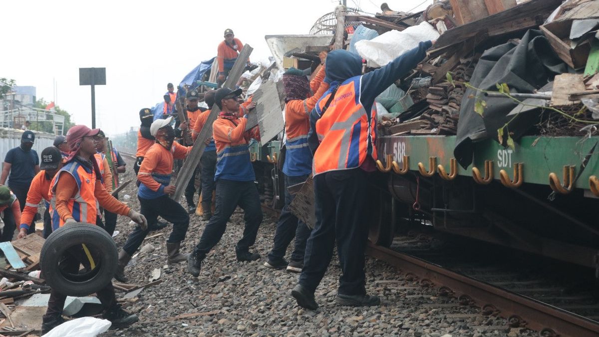 Be Careful! Throw Garbage On The Train Will Be Fined IDR 15 Million