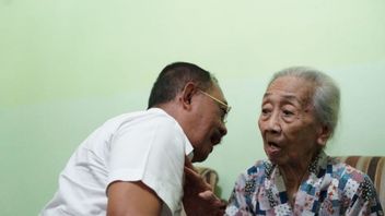 Kunjungi Warga Kota Pahlawan Berusia 100 Tahun, Wawali Kota Armuji Sebut Angka Harapan Hidup di Surabaya Naik