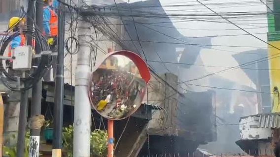 Ratusan Warga Cipinang Pulo Geger Muncul Kobaran Api di Siang Hari dari Dalam Rumah