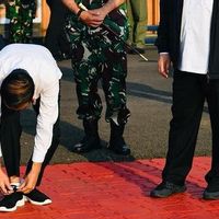 Jokowi Posting 'Eratkan Tali Sepatu' Sebelum ke Semarang, Ganjar Pranowo Bereaksi 'Saya Tunggu Pak'