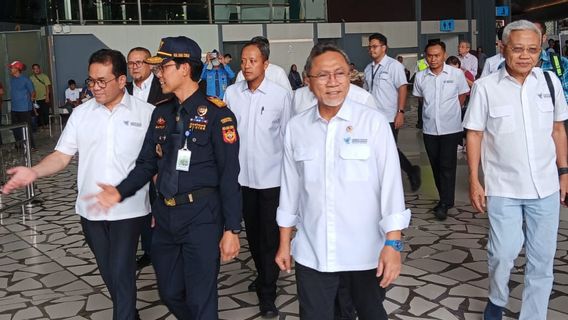 Kunjungi Bea Cukai Bandara Soekarno-Hatta, Mendag Zulhas Cek Penerapan Aturan Barang Kiriman Pekerja Migran