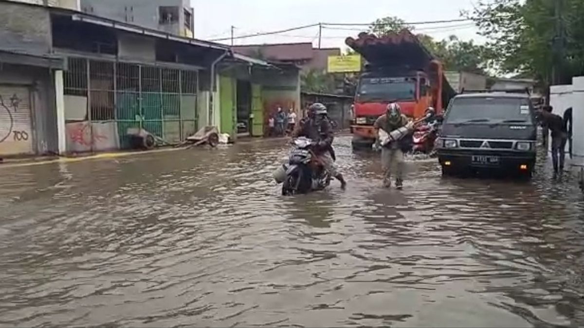 Banjir Rob di Lodan Raya Jakut, Warga : Sudah Lama <i>Gak</i> Kayak Begini