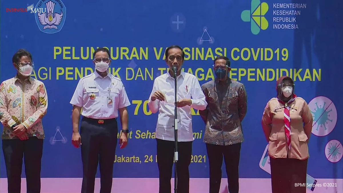 Accompagné D’Anies Baswedan Et Du Ministre De La Santé Budi, Le Président Jokowi A Passé En Revue La Vaccination COVID-19 Pour Les Enseignants