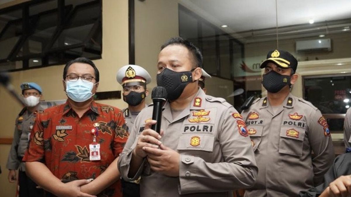 8 Personnes Tuées Après Un Véhicule Heurté Par Un Arbre à Malang, Police: Conducteur Prétendument Somnolent 