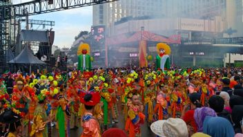 成千上万的舞者和歌手在彩色中活跃了雅加达