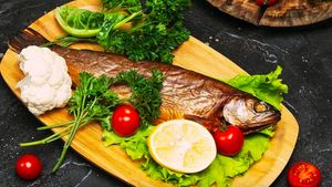 Ikan Berlemak hingga Buah Beri, Ini 5 Makanan yang Identik dengan Pola Makan Panjang Umur