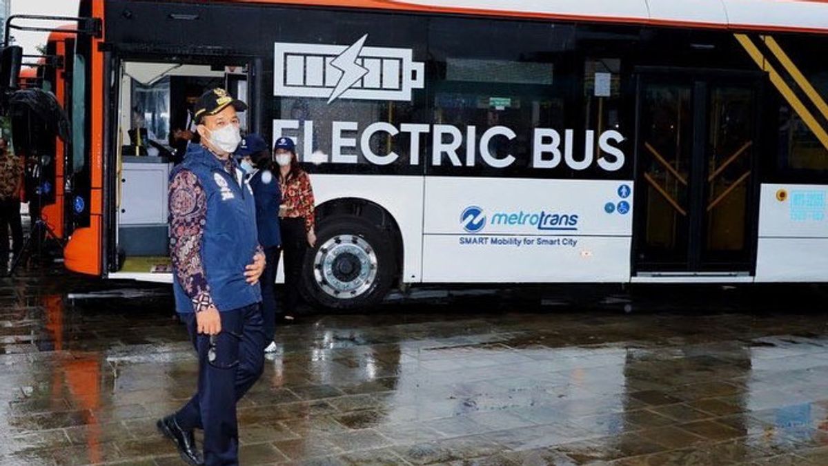 中国からのBYDと協力して、バクリー・コングロマリット・ファミリーはDKIジャカルタ州政府の指導者アニス・バスウェダンに30台の電気バスを販売することに成功しました