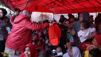 门索斯向亚齐塔米昂洪水难民移交19亿印尼盾