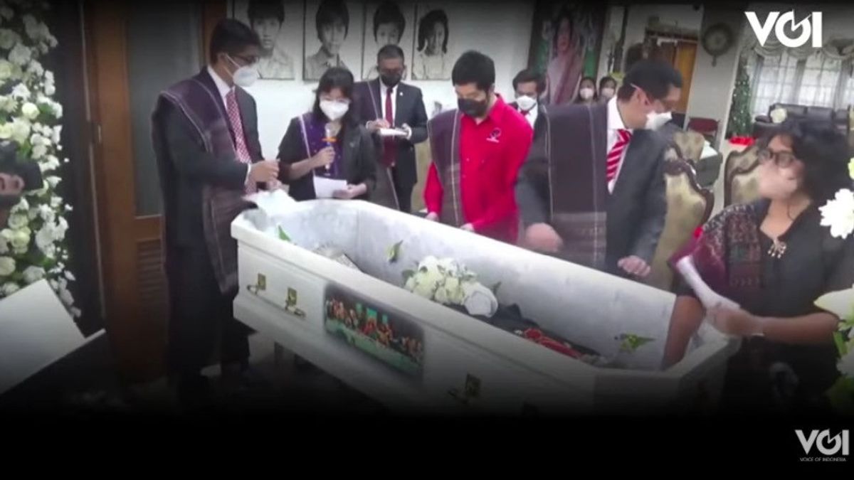 VIDEO: Sons And Grandsons Cry In Memory Of Sabam Sirait