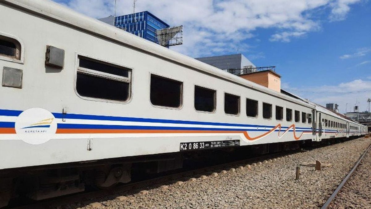 今日、5,747人の列車の乗客がパサール・セネン駅とガンビール駅から出発