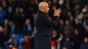 Arne Slot Kritik VAR soal Anulir Gol Van Dijk dalam Kekalahan Lawan Manchester City