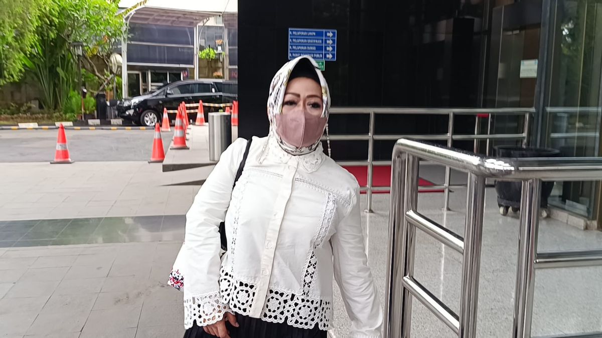 Lampung Kadinkes Reihana Responds To KPK Calls, Covers Faces With Magazine In The Waiting Room