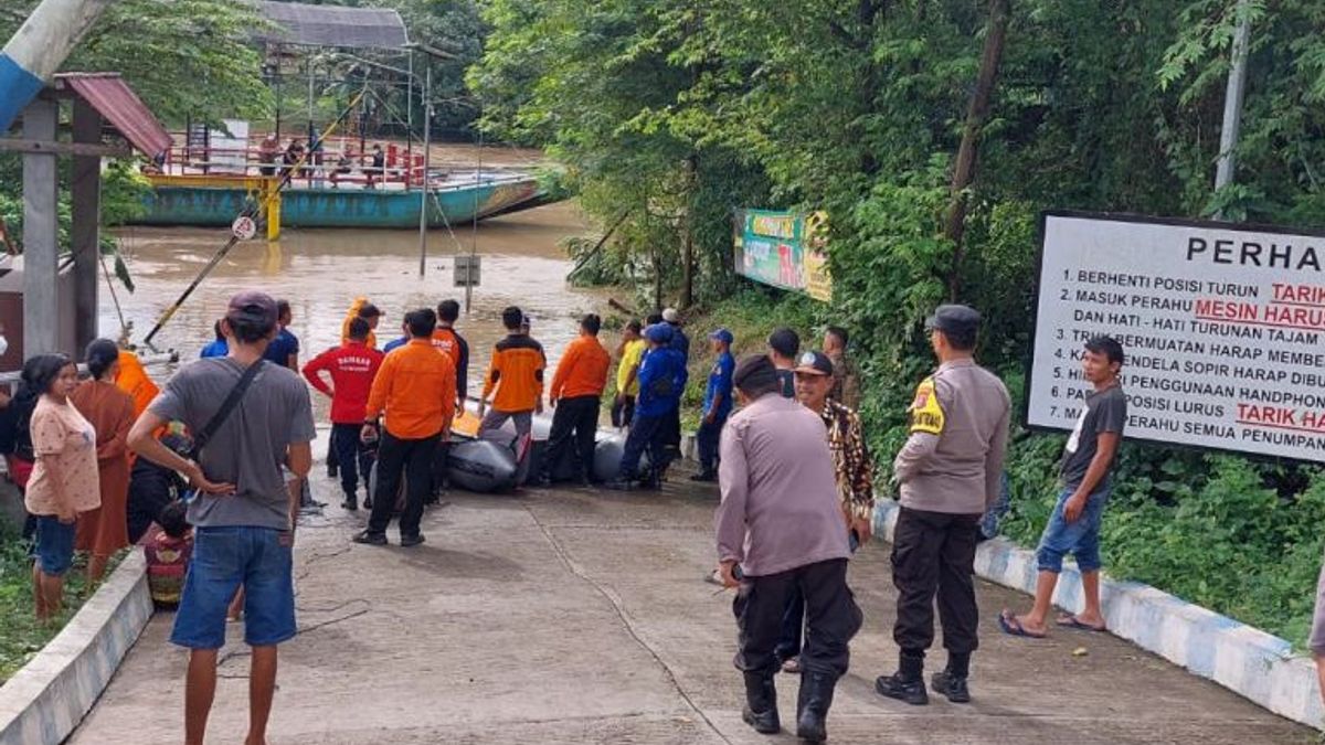 BPBD Tulungagung Evakuasi Belasan Orang Terjebak Luapan Sungai Brantas