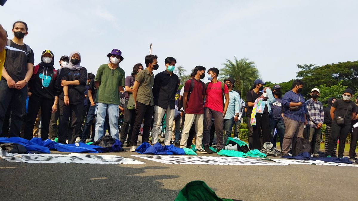 Polda Metro Diverts Traffic At The State Palace During Student Demonstration