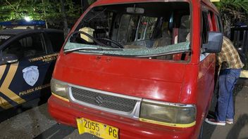 为了手机的清酒， Angkot 06 的司机用轮锁击中乘客的头部， 受害者仍然是未成年人